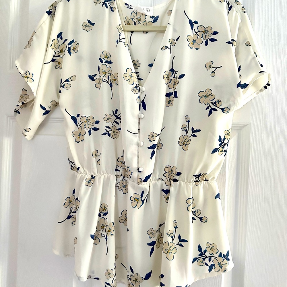 Sienna Sky short-sleeved blouse. White with floral print. Size M